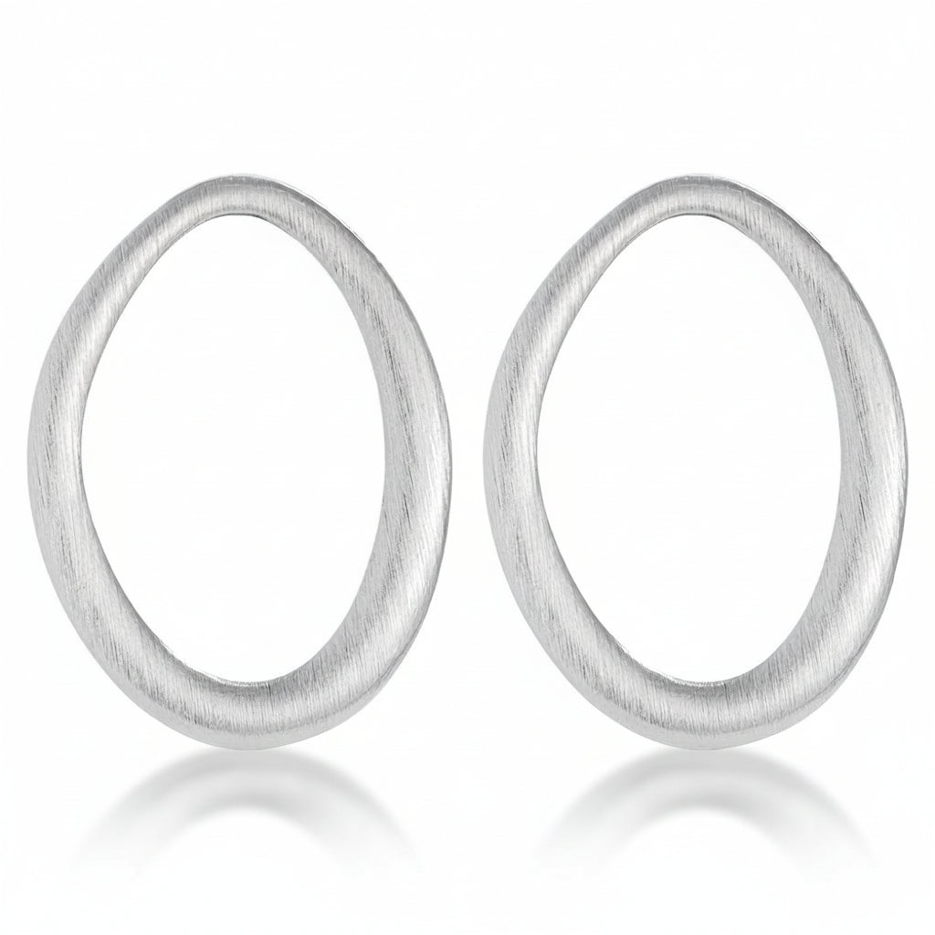 White gold-plated stainless steel chunky oval hoop earrings with brushed satin finish – naušnice.