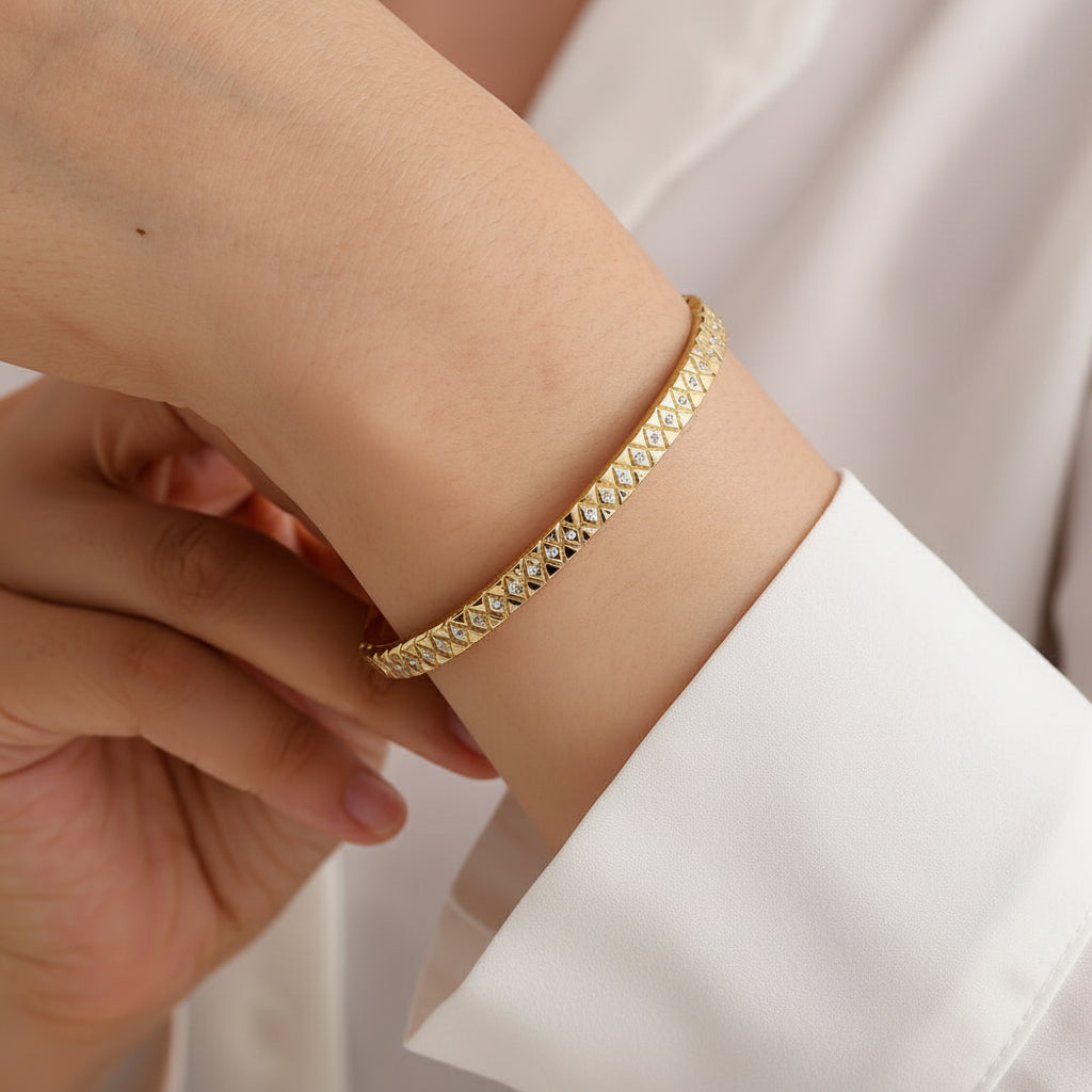 Gold bracelet on a wrist - narukvica