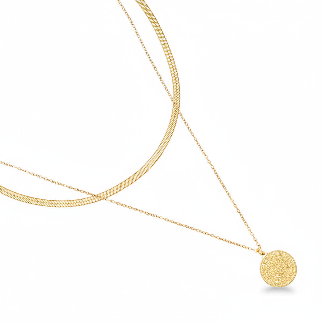 Gold-plated stainless steel layered necklace with herringbone chain and embossed coin pendant – ogrlica
