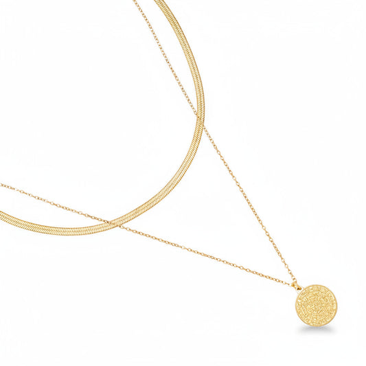 Gold-plated stainless steel layered necklace with herringbone chain and embossed coin pendant – ogrlica