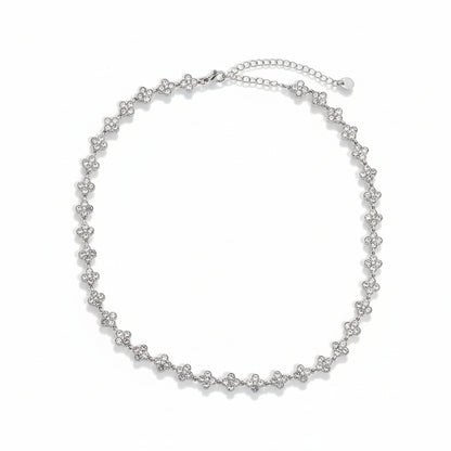 White gold-plated stainless steel delicate chain necklace with continuous zirconia clover motifs – ogrlica