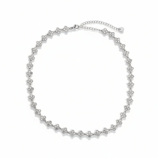 White gold-plated stainless steel delicate chain necklace with continuous zirconia clover motifs – ogrlica