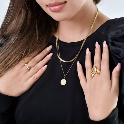 Gold-plated stainless steel layered necklace with herringbone chain and embossed coin pendant – ogrlica