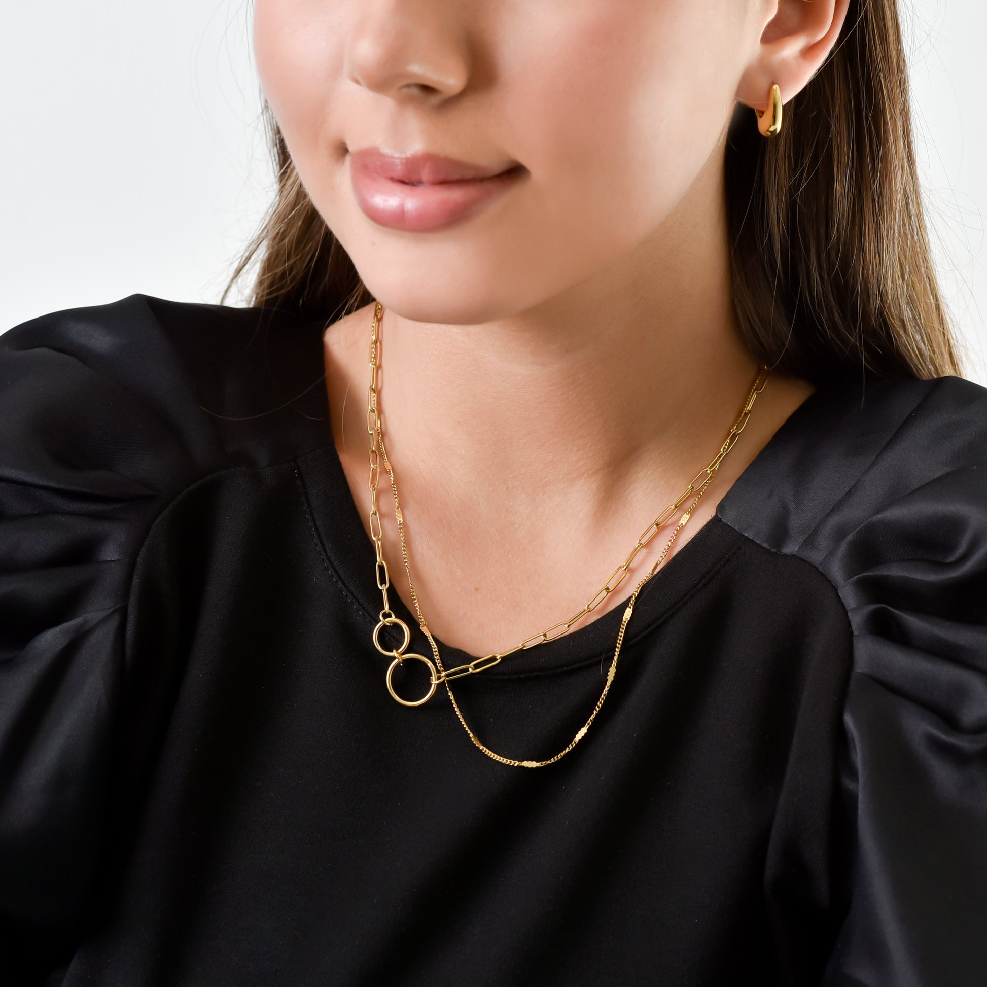 Model wearing gold-plated Subtle Station Necklace layered with paperclip chain – ogrlica