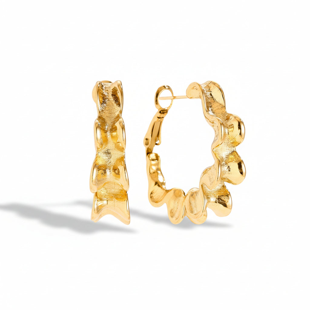 Gold-plated stainless steel chunky textured hoop earrings with organic wave design – naušnice
