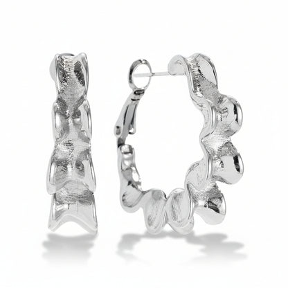 White gold-plated stainless steel chunky textured hoop earrings with organic wave design – naušnice.