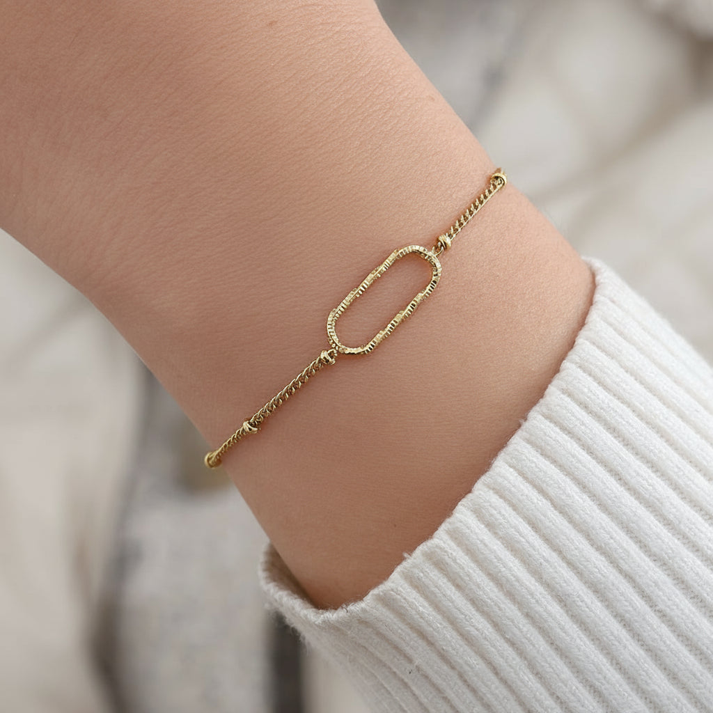oval link bracelet on hand